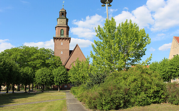 Blick vom Laubusch Markt auf evangelische Kirche, Foto: Stadtverwaltung Lauta, Lizenz: Stadtverwaltung Lauta