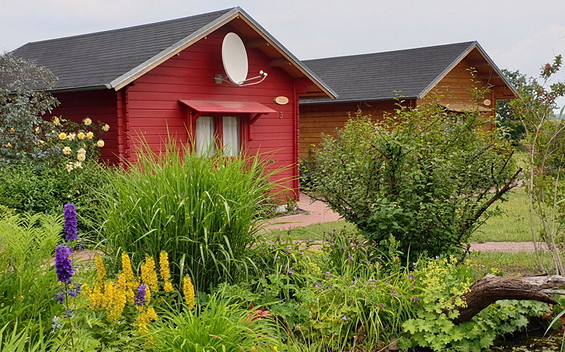 Blockhäuser im Skaterdorf Neuheim, Foto: Renate Winter