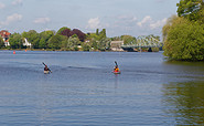 Glienicker Lake mit Blick auf Glienicker Brücke, Foto: André Stiebitz, Lizenz: PMSG Potsdam Marketing und Service GmbH
