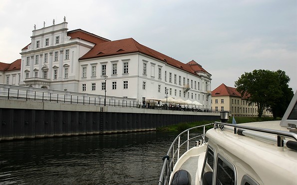 Blick vom Boot aufs Schloss Oranienburg, Foto: Madlen Wetzel, Lizenz: Tourismusverband Ruppiner Seenland e.V.
