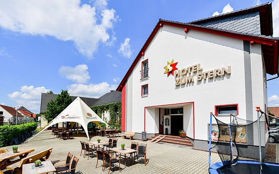Außenansicht mit Lindenterrasse in Werben, Foto: Thomas Richert