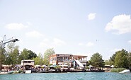 View of the Wake and Beach Halbendorf water ski and wakeboard facility with restaurant, snack bar, roof terrace, etc., Foto: Wake and Beach Halbendorf, Lizenz: Wake and Beach Halbendorf