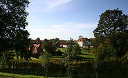 Blick auf das Schlossgelände, Foto: Judith Kerrmann, Lizenz: Tourismusverband Ruppiner Seenland e. V.