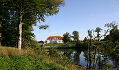 Blick aufs Schloss Meseberg, Foto: Judith Kerrmann, Lizenz: Tourismusverband Ruppiner Seenland e. V.