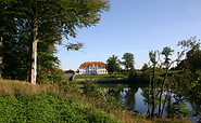 Blick aufs Schloss Meseberg, Foto: Judith Kerrmann, Lizenz: Tourismusverband Ruppiner Seenland e. V.