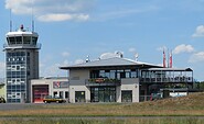 Tower und Terminal vom Flugfeld aus, Foto: Flugplatzgesellschaft Schönhagen mbH, Lizenz: Flugplatzgesellschaft Schönhagen mbH