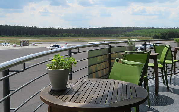 Blick von der Terrasse des &quot;Cockpit&quot;, Foto: Flugplatzgesellschaft Schönhagen mbH, Lizenz: Flugplatzgesellschaft Schönhagen mbH