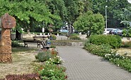 Blick auf Stele im Park, Foto: Charis Soika, Lizenz: Tourismusverband Lausitzer Seenland e.V.