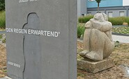 Blick auf Skulptur , Foto: Charis Soika, Lizenz: Tourismusverband Lausitzer Seenland e.V.