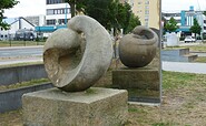 Blick auf Skulptur, Foto: Charis Soika, Lizenz: Tourismusverband Lausitzer Seenland e.V.
