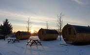 Campingfässer im Schnee, Foto: Heike Krause, Lizenz: Mecklenburg Tourist GmbH