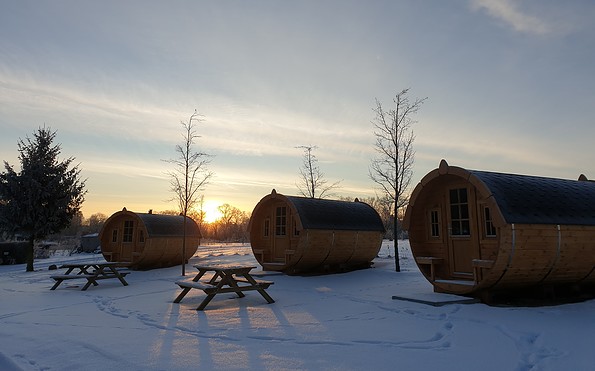 Campingfässer im Schnee, Foto: Heike Krause, Lizenz: Mecklenburg Tourist GmbH