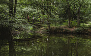 Wanderer auf einer Brücke über den Hegensteinbach, Foto: Madlen Krippendorf, Lizenz: Stadt Fürstenberg/Havel