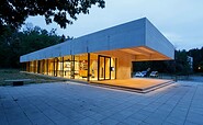 Besucherzentrum UNESCO-Welterbe Bauhaus in Bernau bei Nacht, Foto: Jean Molitor