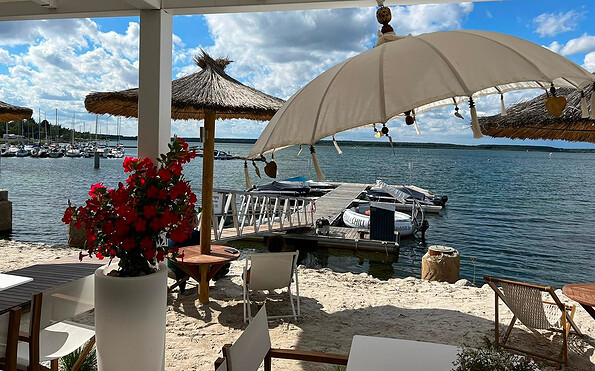 Beach bar with a view of Lake Geierswalde and the jetty, Foto: Silvia Siermann, Lizenz: grill&amp;chill Pier1