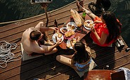Mahlzeit auf dem Floß, Foto: Julia Nimke, Lizenz: TMB Fotoarchiv