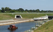 Koschener Kanal mit einem Floß, Foto: Dana Hüttner, Lizenz: Zweckverband Lausitzer Seenland Brandenburg