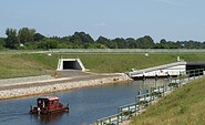 Koschener Kanal mit einem Floß, Foto: Dana Hüttner, Lizenz: Zweckverband Lausitzer Seenland Brandenburg