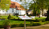 Hinweistafel mit Code vorm Schloss Wiepersdorf, Foto: Kulturstiftung Schloss Wiepersdorf