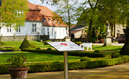 Hinweistafel mit Code vorm Schloss Wiepersdorf, Foto: Kulturstiftung Schloss Wiepersdorf