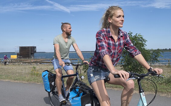 Radfahrer fahren am Schwimmenden Haus am Partwitzer See vorbei, Foto: Nada Quenzel