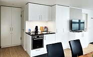 Küchenzeile im Wohn- und Aufenthaltsbereich Erdgeschoss Haus 13, Foto: Ulrike Haselbauer, Lizenz: Tourismusverband Lausitzer Seenland e.V.