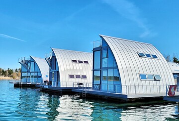 Blick auf die schwimmenden Häuser, Foto: D. Mark, Lizenz: Open-Water-Resort Lausitz