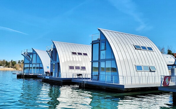 Blick auf die schwimmenden Häuser, Foto: D. Mark, Lizenz: Open-Water-Resort Lausitz