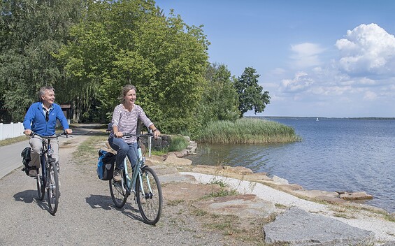 Cycling at Lake Senftenberg, Foto: Nada Quenzel, Lizenz: Tourismusverband Lausitzer Seenland e.V.