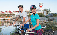 Cyclists at Geierswalder See in front of the lighthouse hotel, Foto: Nada Quenzel, Lizenz: Tourismusverband Lausitzer Seenland e.V.