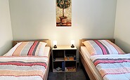 2. Schlafzimmer mit getrennten Betten FeWo 2, Foto: Ulrike Haselbauer, Lizenz: Tourismusverband Lausitzer Seenland e.V.