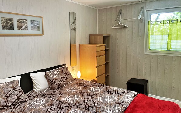 Schlafzimmer mit Doppelbett und Fenster, Foto: Ulrike Haselbauer, Lizenz: Tourismusverband Lausitzer Seenland e.V.