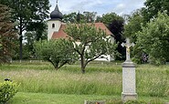 Blick über den Fluss &quot;Schwarze Elster&quot; auf Kapelle, Foto: Ulrike Haselbauer, Lizenz: Tourismusverband Lausitzer Seenland e.V.