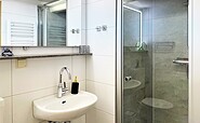 Badezimmer mit Dusche Ferienzimmer &quot;Kirsche&quot;, Foto: Ulrike Haselbauer, Lizenz: Tourismusverband Lausitzer Seenland e.V.