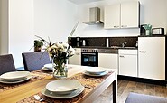 Beispiel Küche mit Esstisch Wohnung 2, Foto: Ulrike Haselbauer, Lizenz: Tourismusverband Lausitzer Seenland e.V.