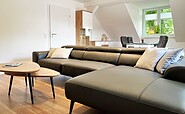 Couch im Wohn- Aufenthaltsbereich Wohnung 3, Foto: Ulrike Haselbauer, Lizenz: Tourismusverband Lausitzer Seenland e.V.