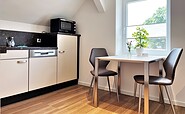 Example kitchen with small dining table apartment 4, Foto: Ulrike Haselbauer, Lizenz: Tourismusverband Lausitzer Seenland e.V.