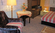 Schlafzimmer mit kleiner Sitzgelegenheit, Foto: Angelika Barth, Lizenz: Ferienwohnung &quot;Zur Mühle&quot; Inh. Angelika Barth