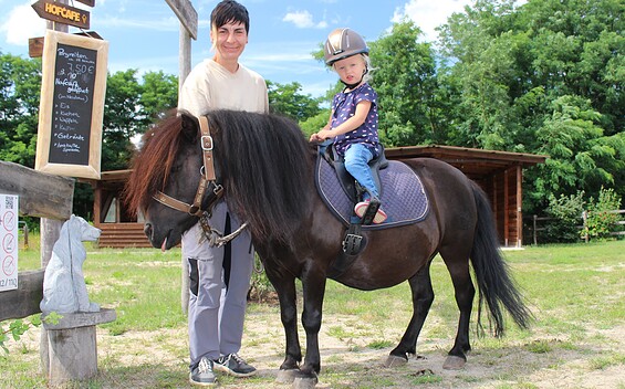 Pony rides for the little guests, Foto: Fanny Nevoigt, Lizenz: Terra Nova