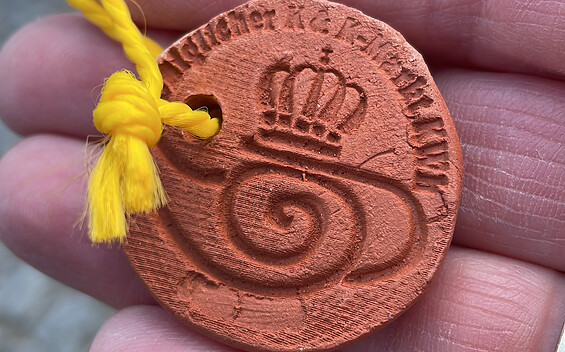 Keramik_Töpfermarkt-Plakette, Foto: Petra Förster, Lizenz: Tourismusverband Dahme-Seenland e.V.