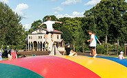 Hüpfkissen im Schlosspark , Foto: Frank Sperling, Lizenz: Tourismus und Kultur Oranienburg gGmbH