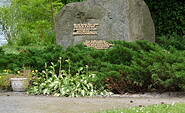 Fontane-Gedenkstein in Zeuthen, Foto: Petra Förster, Lizenz: Tourismusverband Dahme-Seenland e.V.