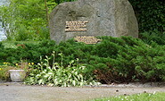 Fontane memorial stone in Zeuthen, Foto: Petra Förster, Lizenz:  Tourismusverband Dahme-Seenland e.V.