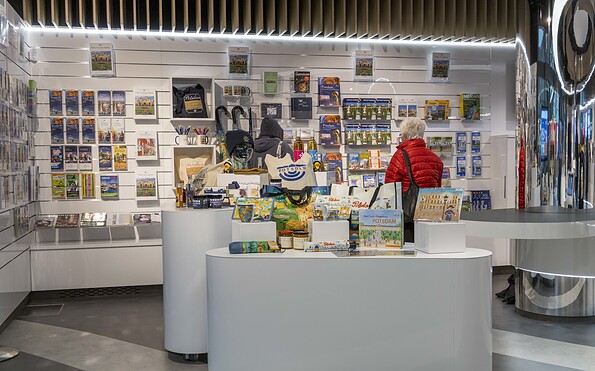 Selection of different souvenirs in the mobiagentur at Potsdam Main Station, Foto: André Stiebitz, Lizenz: PMSG