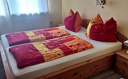 Schlafzimmer mit Doppelbett, Foto: Kathrin Schilling, Lizenz: TOR Tourismusverein Eisenhüttenstadt