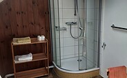 Bathroom with shower, Foto: Kathrin Schilling, Lizenz: TOR Tourismusverein Eisenhüttenstadt