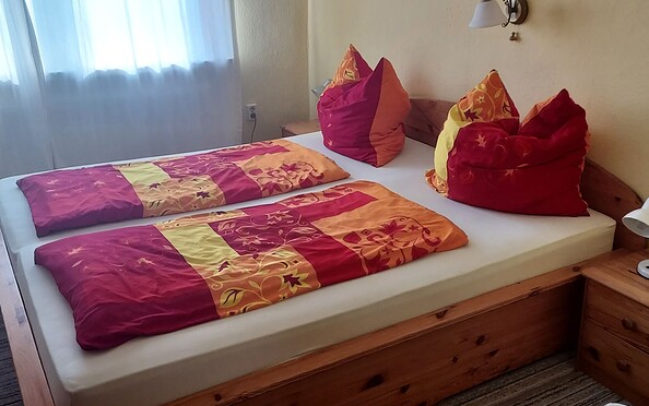 Bedroom with double bed, Foto: Kathrin Schilling, Lizenz: TOR Tourismusverein Eisenhüttenstadt