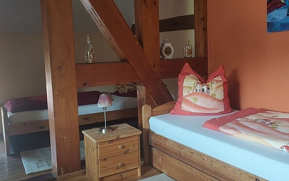 Bedroom with two single beds, Foto: Kathrin Schilling, Lizenz: TOR Tourismusverein Eisenhüttenstadt