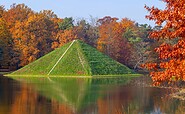 Seepyramide (Tumulus) im Branitzer Park, Foto: Andreas Franke, Lizenz: CMT Cottbus