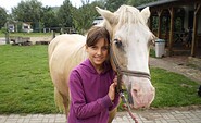 Besucher mit Pferd, Foto: Kinderbauernhof Marienhof, Lizenz: Kinderbauernhof Marienhof